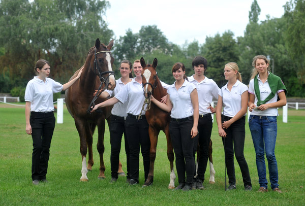 Unsere fleiigen Mitarbeiter und Helfer u. die Prmien-u. Staatsprmienstute Klassic v. Freudenfest mit ihrem Siegerfohlen von Singolo - Foto: Beate Langels - Trakehner Gestt Hmelschenburg