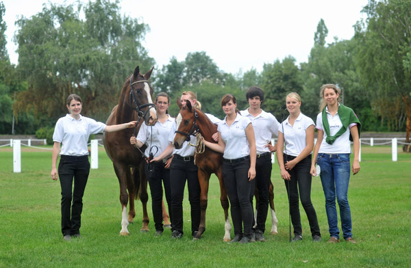 Unsere fleiige Truppe mit dem Siegerfohlen a.d. Prmien-u. Staatsprmienstute Klassic v. Freudenfest - Foto: Beate Langels - Trakehner Gestt Hmelschenburg