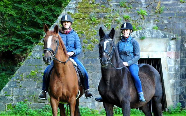 Ausritt mit Schwalbenfeder und Kavalou  - Foto: Beate Langels - Trakehner Gestt Hmelschenburg