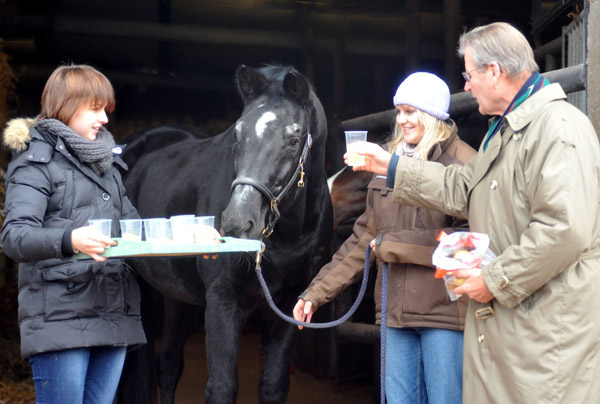 Sekt fr die Gste: Kim, Patricia und Walter von Weyhe - Kostolany's 27. Geburtstag - Foto: Beate Langels - Trakehner Gestt Hmelschenburg