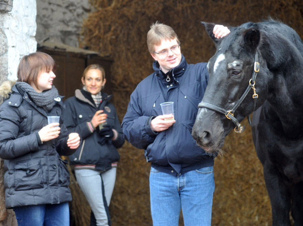 Kim, Julia und Bjrn Hanke mit Kostolany - 27. Geburtstag - Foto: Beate Langels - Trakehner Gestt Hmelschenburg