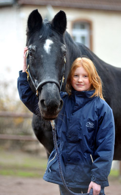 Johanna gratuliert Kostolany zum 27. Geburtstag - Foto: Beate Langels - Trakehner Gestt Hmelschenburg