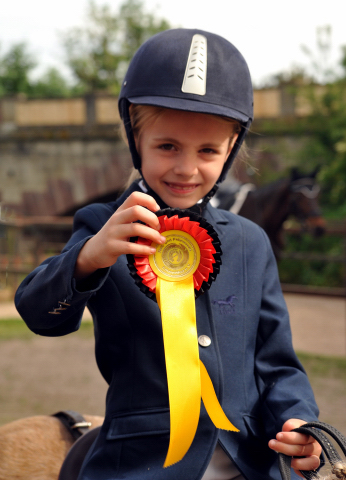Sieg im Fhrzgelwettbewerb fr Greta, Pauline und Cinja - Foto: Beate Langels -  
Trakehner Gestt Hmelschenburg