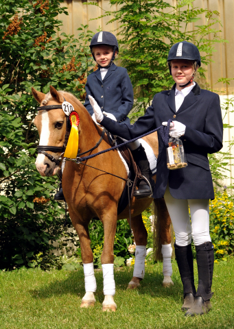 Sieg im Fhrzgelwettbewerb fr Greta, Pauline und Cinja - Foto: Beate Langels -  
Trakehner Gestt Hmelschenburg