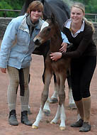 ein erster Schnappschuss mit den Geburtshelfern Fanziska und Jessica - Trakehner Gestt Hmelschenburg - Beate Langels