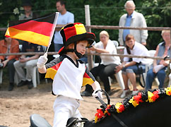 Johanna und Kostolany im EM-Outfit - Foto: L. Jancke