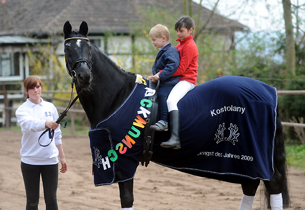 Kostolany, Jessica, Jasper und Thyra gratulieren dem Seniorchef zum 80 Geburtstag - Foto: Beate Langels - Trakehner Gestt Hmelschenburg