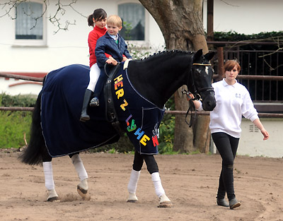 Kostolany, Jessica, Jasper und Thyra gratulieren dem Seniorchef zum 80 Geburtstag - Foto: Beate Langels - Trakehner Gestt Hmelschenburg