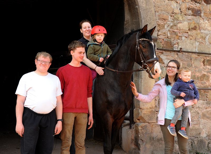 21. Geburtstag - Prmienhengst Shavalou und seine Gratulanten - Trakehner Gestt Hmelschenburg - 
Foto: Beate Langels