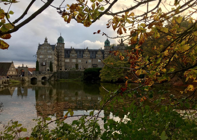 Schloss Hmelschenburg im Oktober - Trakehner Gestt Hmelschenburg - Beate Langels