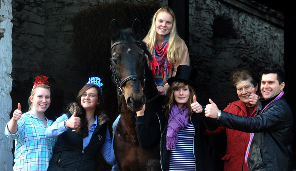 Das Hmelschenburger Team wnscht einen guten Start ins Jahr 2012 v.l.n.re: Marilena Graff, Luisa Henke, Franziska Engelmohr, Jessica Deiters, Jutta Langels und Zlatko Mitev - Trakehner Gestt Hmelschenburg