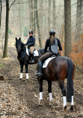 Jessica mit dem 4jhrigen Exclusiv-Sohn aus der Vicenza und Sophie mit Oliver Twist - Foto: Beate Langels - Trakehner Gestt Hmelschenburg