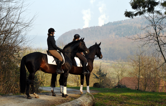 Jessica mit dem 4jhrigen Exclusiv-Sohn aus der Vicenza und Sophie mit Oliver Twist - Foto: Beate Langels - Trakehner Gestt Hmelschenburg