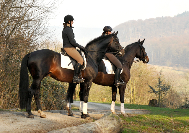 Jessica mit dem 4jhrigen Exclusiv-Sohn aus der Vicenza und Sophie mit Oliver Twist - Foto: Beate Langels - Trakehner Gestt Hmelschenburg
